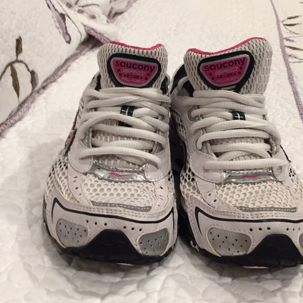 Women’s size 5 saucony athletic shoes.